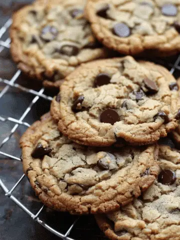 Crispy and Chewy Chocolate Chip Cookies